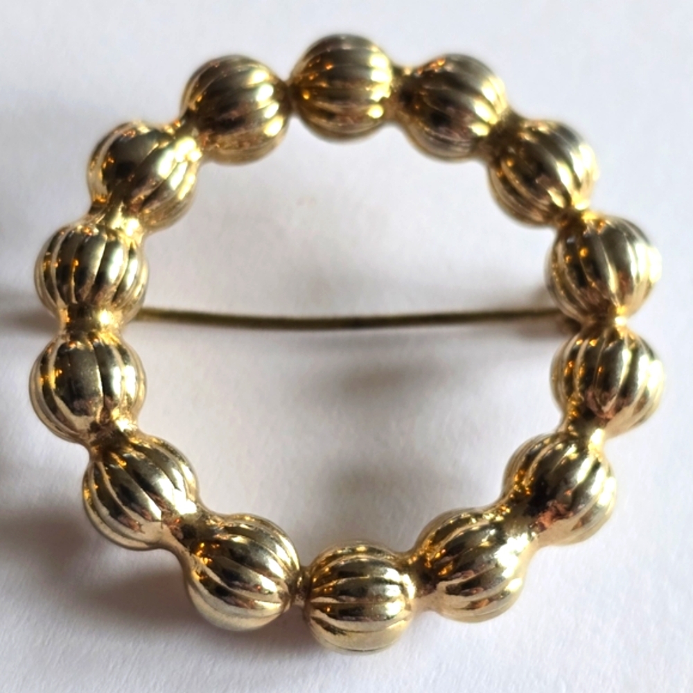 Vintage circle brooch gold tone open pin
